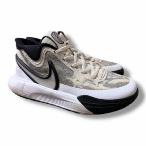 Boys Nike shoes size 11